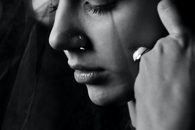 Ilustrasi wajah wanita yang menghadapi gangguan mental. Sumber foto : Unsplash
