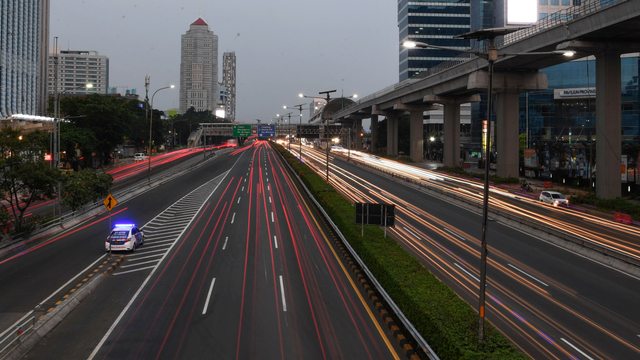 Kendaraan melintasi Tol Dalam Kota Jalan Gatot Subroto, Jakarta, Kamis (15/7/2021). Foto: Wahyu Putro A/ANTARA FOTO