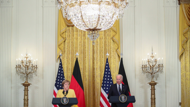 Presiden Amerika Serikat Joe Biden mengadakan pertemuan bilateral dengan Kanselir Jerman Angela Merkel di Gedung Putih di Washington, AS, Kamis (15/7). Foto: Tom Brenner/Reuters