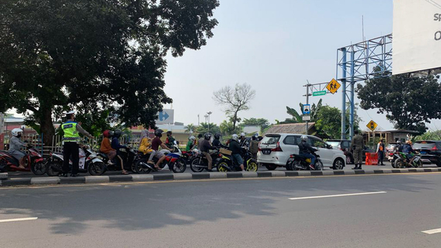 Penyekatan saat PPKM Darurat di Jalan Raya Jakarta Bogor di daerah flyover Cibinong, kendaraan selain pelat F diminta putar balik. Foto: Indra Subagja/kumparan