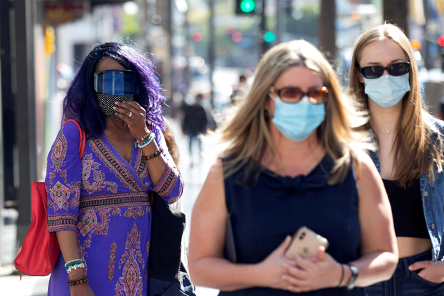 Sejumlah warga memakai masker saat berjalan di Hollywood Blvd, Los Angeles, California, Amerika Serikat.  Foto: Mario Anzuoni/REUTERS