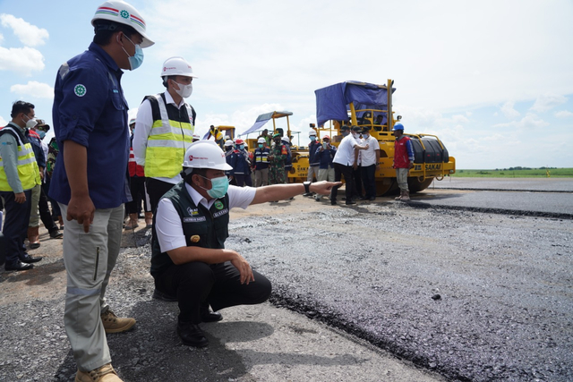 Gubernur Sumsel, Herman Deru saat meninjau pembangunan tol di Sumsel. (foto: Dok. istimewa)