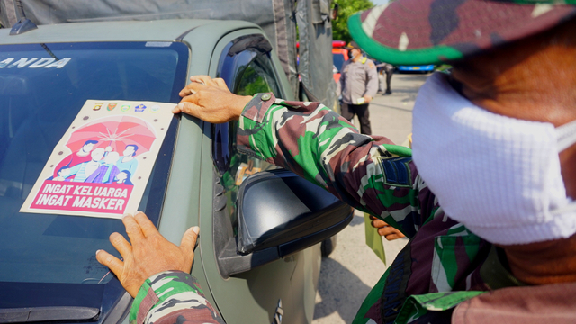 Foto: Pemprov Sumsel Kampanyekan Prokes dengan Stiker Unik (135437)
