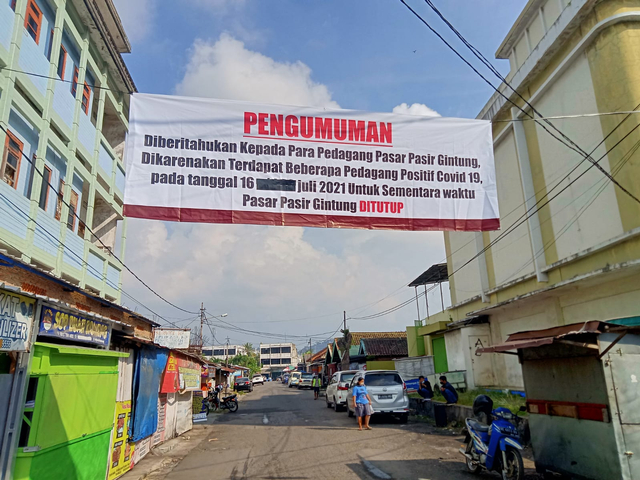 Banner penutupan Pasar Pasir Gintung Bandar Lampung dipasang di sejumlah pintu masuk dan di dalam pasar, Jumat (16/7) | Foto: Sidik Aryono/Lampung Geh