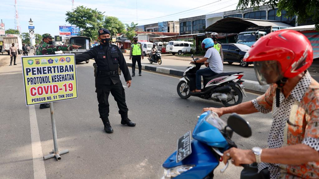 Razia penertiban pelanggar protokol kesehatan COVID-19 bagi pengguna jalan yang akan memasuki Kota Banda Aceh di Pos PPKM Mikro, Bundaran Lambaro, Jumat (16/7). Foto: Suparta/acehkini