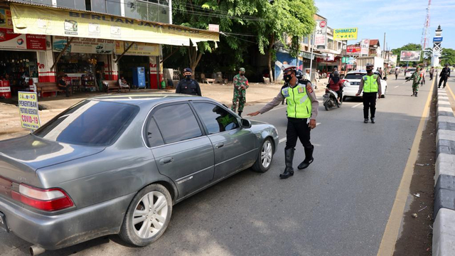 Foto: PPKM Mikro, Pengendara Tak Bawa Masker Masuk Banda Aceh Dites Swab Antigen (1118533)
