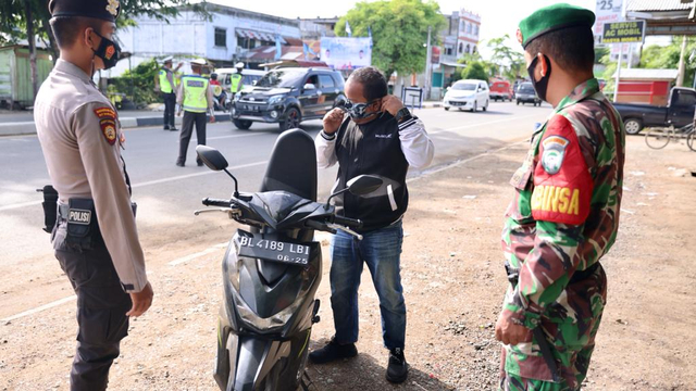 Foto: PPKM Mikro, Pengendara Tak Bawa Masker Masuk Banda Aceh Dites Swab Antigen (1118534)