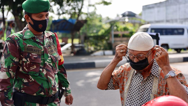 Foto: PPKM Mikro, Pengendara Tak Bawa Masker Masuk Banda Aceh Dites Swab Antigen (1118535)