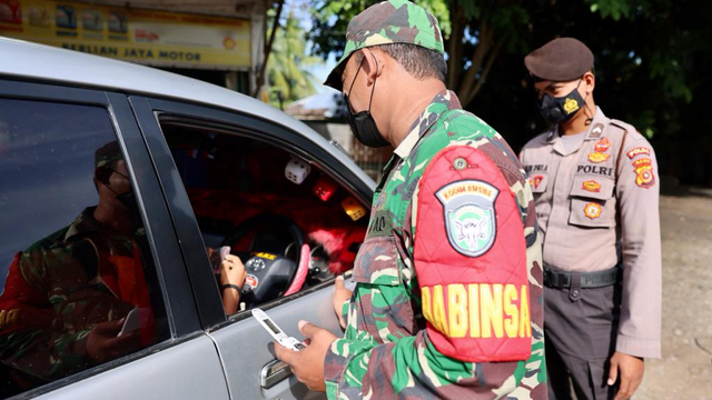 Foto: PPKM Mikro, Pengendara Tak Bawa Masker Masuk Banda Aceh Dites Swab Antigen (1118536)