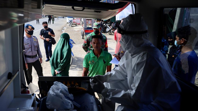 Foto: PPKM Mikro, Pengendara Tak Bawa Masker Masuk Banda Aceh Dites Swab Antigen (1118538)