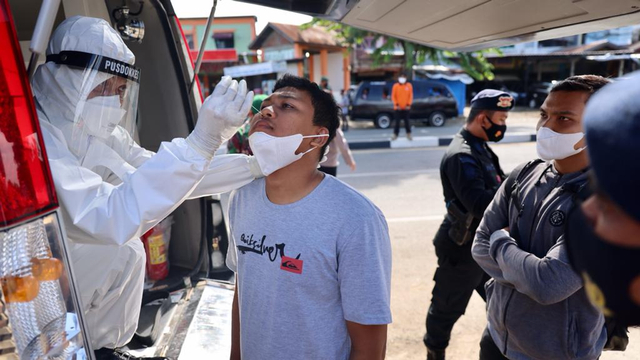 Foto: PPKM Mikro, Pengendara Tak Bawa Masker Masuk Banda Aceh Dites Swab Antigen (1118532)