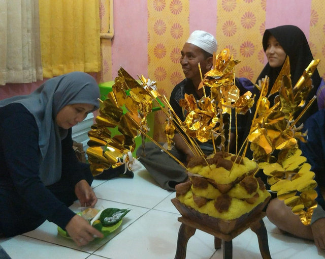 Acara Syukuran Adat Melayu. Saudara ku (paling kiri), ayah ku (tengah) dan aku (paling kanan). (Foto: Sri Wahyuni Sitorus)