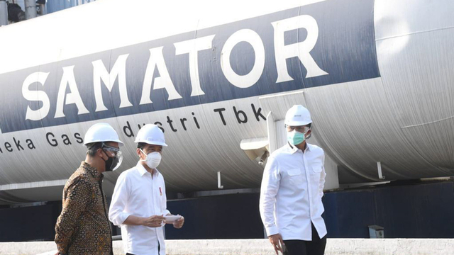 Presiden Jokowi tinjau pabrik gas PT Aneka Gas Industri Tbk (AGII) di bawah Samator Group yang di antaranya memproduksi oksigen. Foto: Humas setkab.go.id