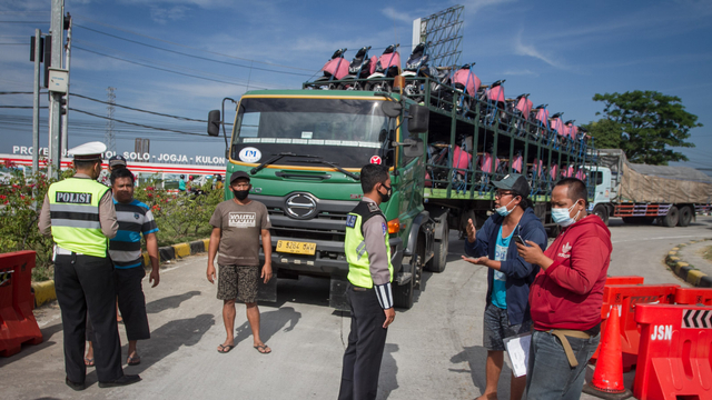 Polisi memeriksa dokumen perjalanan sopir truk yang akan masuk tol melalui Gerbang Tol Colomadu di Karanganyar, Jawa Tengah, Jumat (16/7/2021). Foto: Mohammad Ayudha/ANTARA FOTO