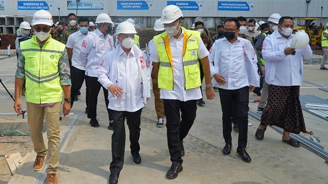Wakil Ketua DPR RI Sufmi Dasco Ahmad meninjau pembangunan Rumah Sakit Modular milik Rumah Sakit Pusat Pertamina (RSPP), di Jakarta Barat, Jumat (12/7). Foto: DPR RI