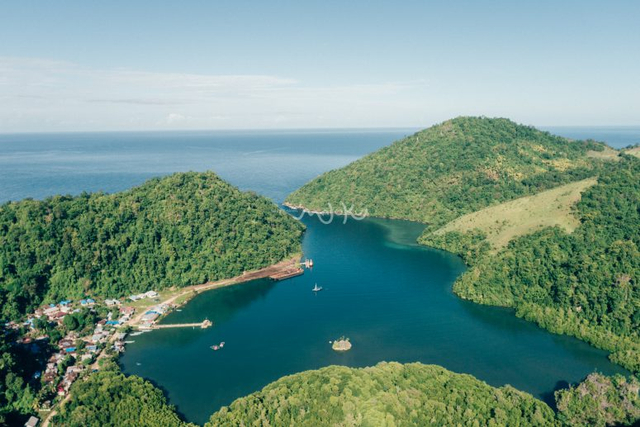 Teluk Tifu sebagai salah satu pesona wisata Maluku. Sumber: Dinas Pariwisata Provinsi Maluku