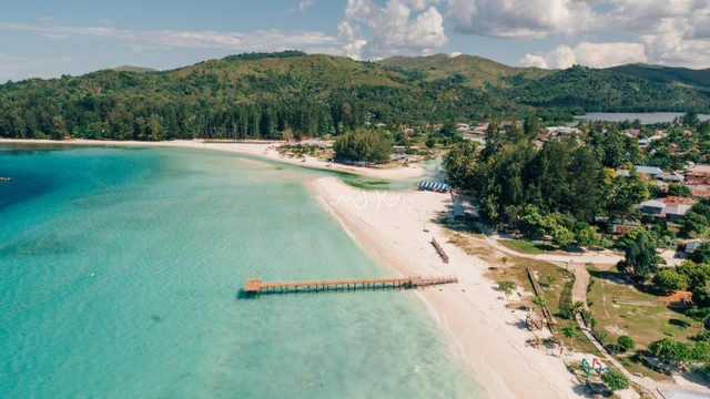 Pantai Paser Putih sebagai salah satu pesona wisata Maluku. Sumber: Dinas Pariwisata Provinsi Maluku