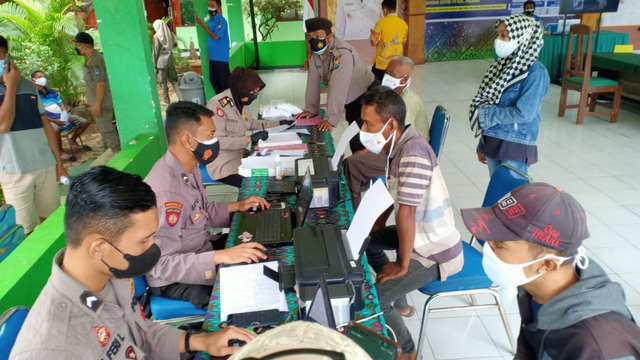 Petugas saat menggelar sidang di tempat terhadap pelanggar protokol kesehatan yang terjaring opersasi yustisi di Kabupaten Tuban. Jumat (16/07/2021) (foto: istimewa)