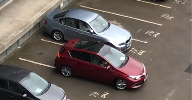 Pengemudi Toyota yang kesulitan untuk parkir lurus. Foto: Dogtooth Media/YouTube
