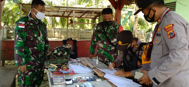 TNI di Perbatasan Papua Tangkap 9 Orang Terduga Anggota OPM  (2)