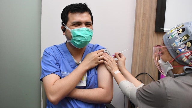 Penyuntikan booster dosis ketiga degan vaksin Moderna bagi para tenaga kesehatan, Jumat (16/7). Foto: Kemkes RI 