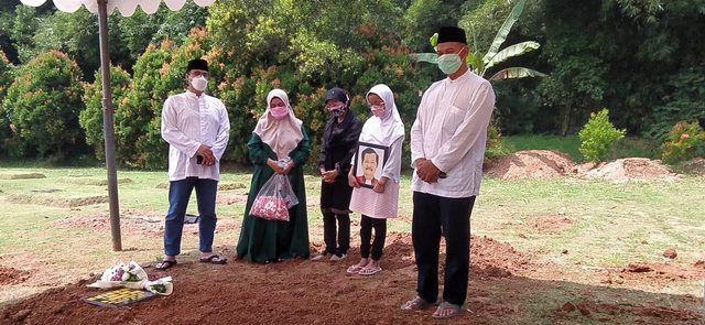 Penyanyi Fryda Lucyana Saksikan Pemakaman Ayah Secara Virtual COVID-19 (1821)