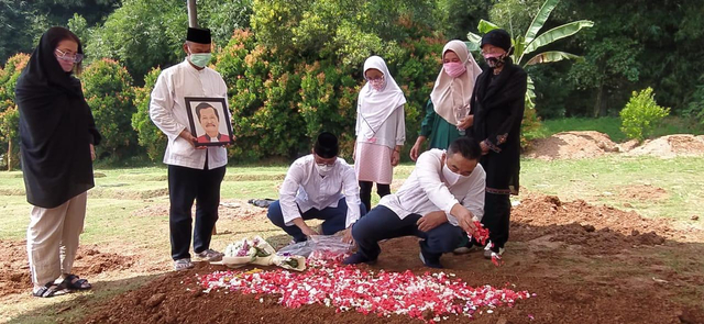 Penyanyi Fryda Lucyana Saksikan Pemakaman Ayah Secara Virtual COVID-19 (1823)