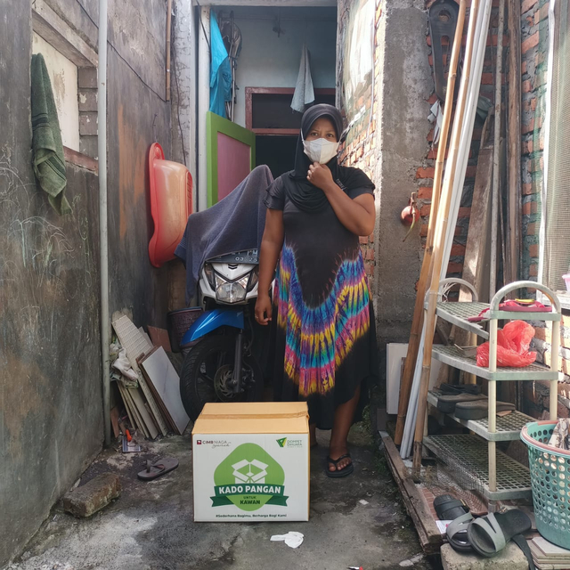 Sejumlah warga Surabaya menjalani isolasi mandiri mendapatkan paket kado pangan dari DD Jawa Timur. (Rabu, 14/07/2021). Dok. Dompet Dhuafa