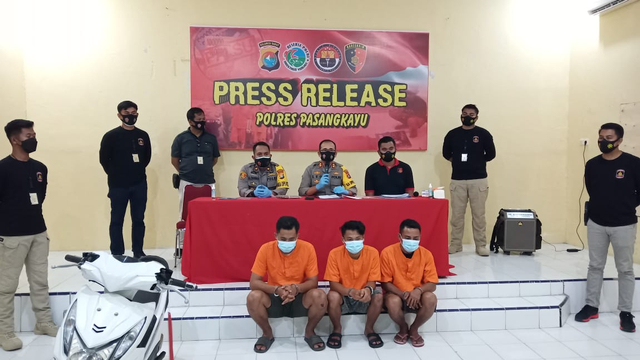 Tiga pelaku pencurian dengan kekerasan berhasil diamankan personel Polres Pasangkayu. Foto: Dok. Polres Pasangkayu