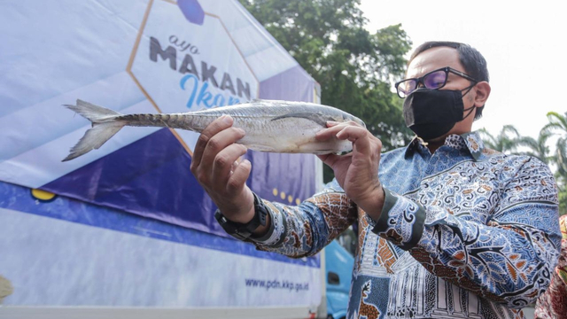 Wali Kota Bogor, Bima Arya menerima secara simbolis bantuan 1 ton ikan beku dan 4.000 ikan olahan dari KKP. Foto: Pemkot Bogor