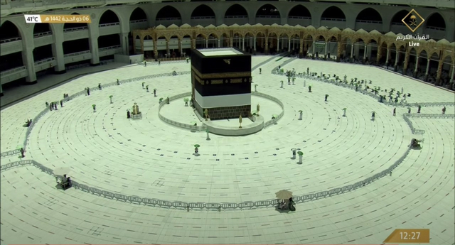 Suasana pukul 12.27 WAS, Jumat (16/7/2021) saat Matahari tepat di atas Ka'bah. Foto: YouTube/Makkah Live