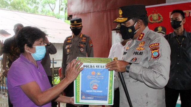  Kapolda Sulawesi Utara, Irjen Pol Nana Sudjana, memberikan langsung bantuan corona berupa bahan pangan kepada masyarakat di Kota Manado dan sekitarnya.
