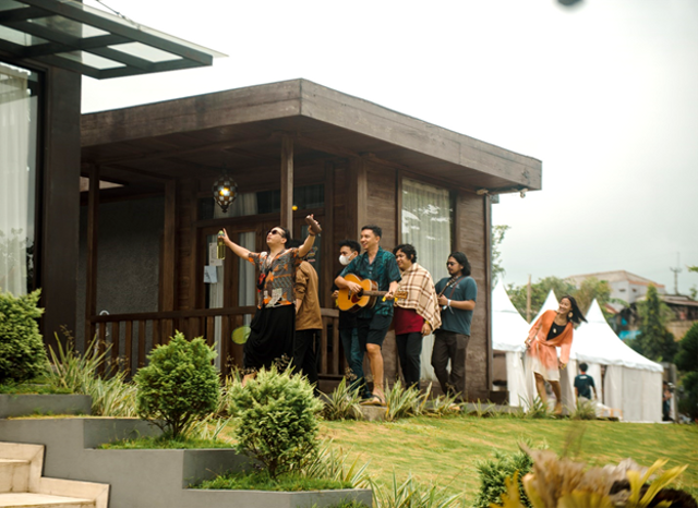 Para musisi di Collabonation Camp yang diinisiasi Indosat Ooredoo. Foto: Dok. Indosat Ooredoo