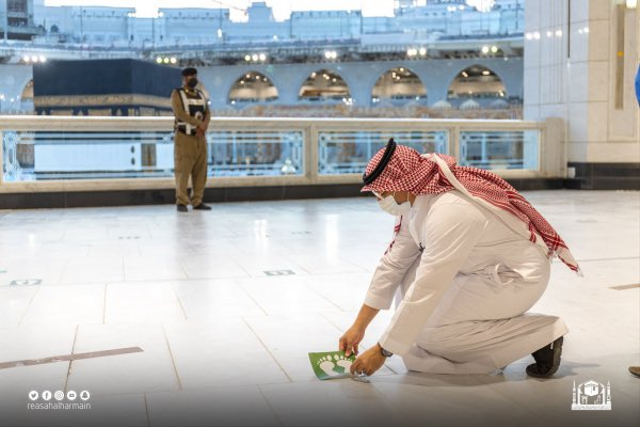 Penataan ulang stiker untuk jaga jarak di tempat salat di Masjidil Haram untuk menyambut musim haji 2021. Foto: gph.gov.sa