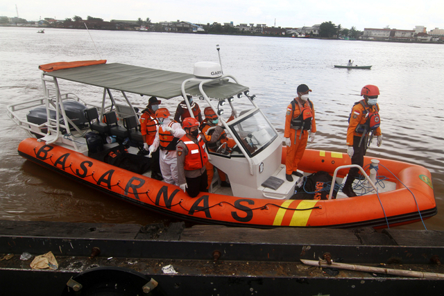 Sebuah kapal yang membawa satu kantung jenazah awak kapal yang berhasil ditemukan tiba di dermaga Pelabuhan Kantor Kesyahbandaran dan Otoritas Pelabuhan Pontianak. Foto: Jessica Helena Wuysang/Antara Foto