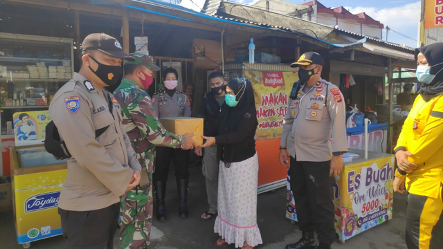 Polisi Krueng Barona Jaya, Aceh, Bagikan Sembako Sambil Sosialisasi Prokes (845)