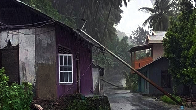Tiang listrik di Kabupaten Sitaro yang roboh akibat cuaca buruk dampak siklon tropis IN-FA yang terjadi Jumat (16/7) kemarin.