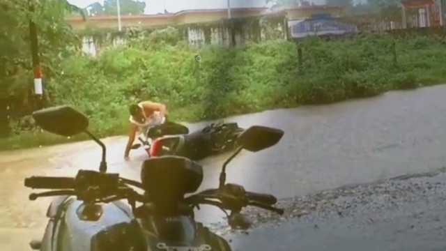 Viral, Pengendara Motor Terjatuh Saat Lintasi Jalan Rusak di Banggai. Foto: Istimewa