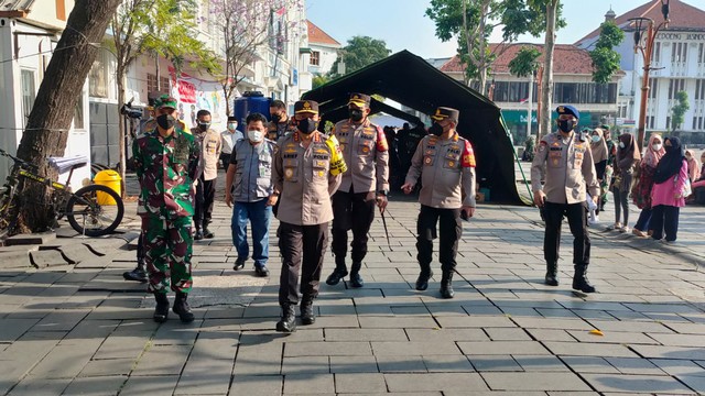 Kabaharkam Polri Komjen Arief Sulistyanto melakukan peninjauan vaksinasi di Kota Tua, Sabtu (17/7). Foto: Baharkam Polri