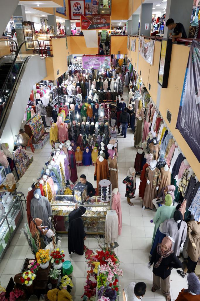 Suasana di Pasar Atjeh, Kota Banda Aceh, pada H-3 lebaran Idul Adha 1442 H atau Sabtu (17/7/2021). Foto: Suparta/acehkini