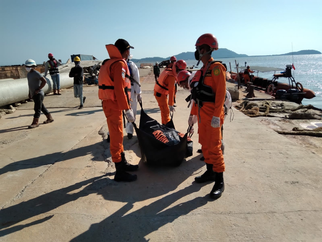 Tim SAR mengevakuasi jenazah diduga ABK dari kapal tenggelam di perairan Kalbar. Foto: M Zain/Hi!Pontianak