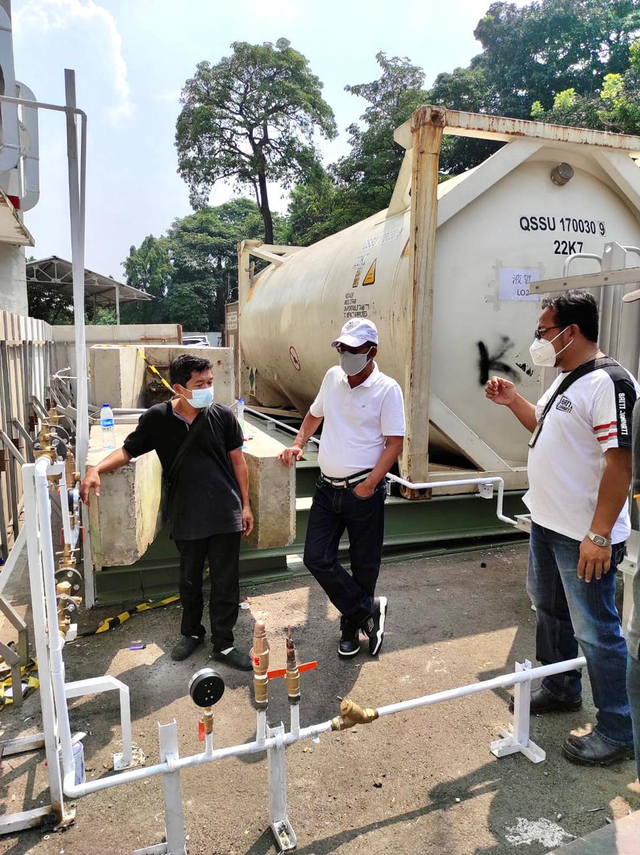 Direktur Logistik & Infrastruktur, Mulyono sedang meninjau salah satu Iso Tank oksigen dan beberapa ruangan ICU dalam persiapan rumah sakit Pertamina Jaya Extensi khusus COVID-19 di Asrama Haji Embarkasi, Jakarta, 17/7/21. Foto: Dok. Pertamina