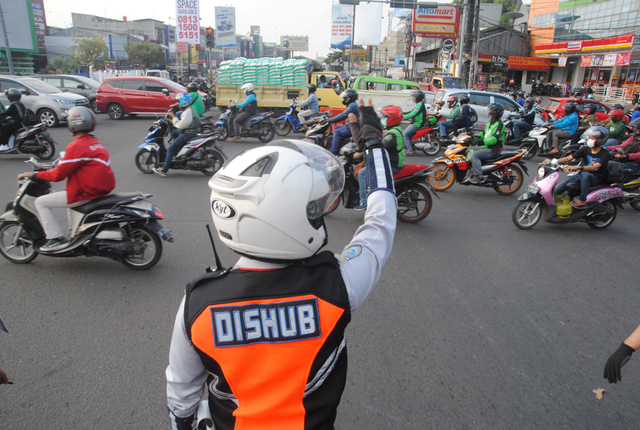 Petugas Dishub Kota Bogor mengatur arus lalu lintas saat penyekatan di jalan Simpang Warung Jambu, Kota Bogor, Jawa Barat, Sabtu (17/7/2021). Foto: Arif Firmansyah/Antara Foto