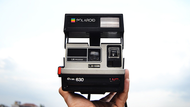 Tips Fotografi: Mengulik Sejarah Polaroid, Kamera Instan yang Masih Jadi Tren (59615)