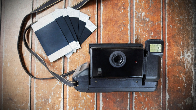 Tips Fotografi: Mengulik Sejarah Polaroid, Kamera Instan yang Masih Jadi Tren (59614)