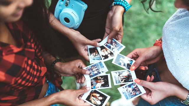 Tips Fotografi: Mengulik Sejarah Polaroid, Kamera Instan yang Masih Jadi Tren (59617)