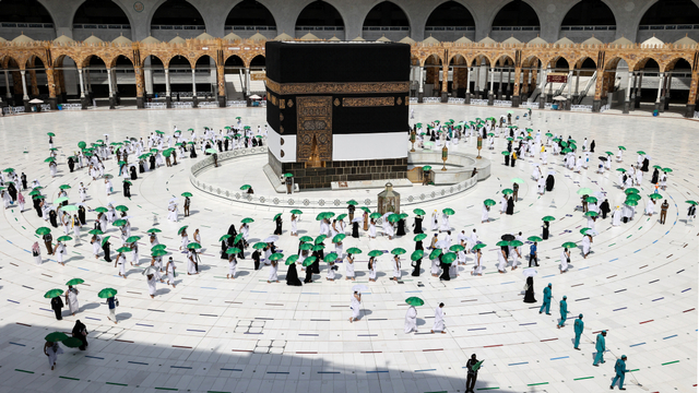 Jemaah haji melakukan tawaf qudum (kedatangan) mengelilingi Ka'bah, di Masjidil Haram di kota suci Saudi Mekah, Sabtu (17/7). Foto: Fayez Nureldine/AFP