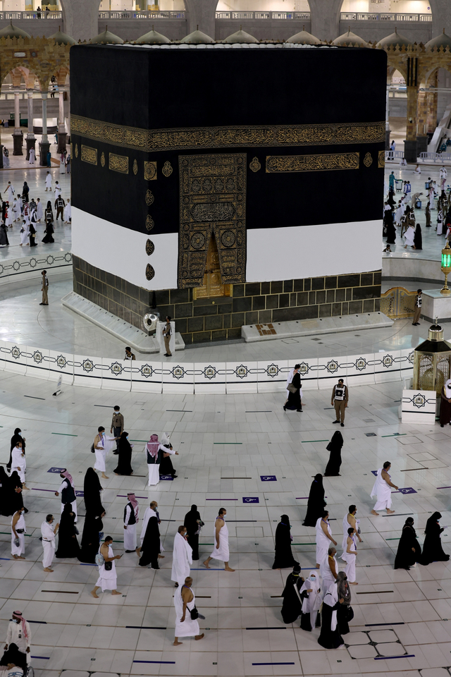Jemaah haji melakukan tawaf qudum (kedatangan) mengelilingi Ka'bah, di Masjidil Haram di kota suci Saudi Mekah, Sabtu (17/7). Foto: Fayez Nureldine/AFP