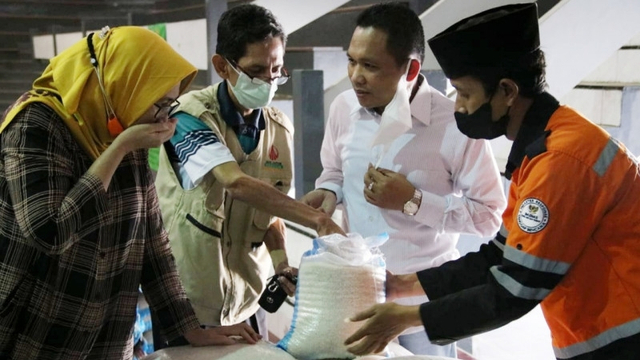 Bupati Lumajang Thoriqul Haq bersama Wabup Lumajang Indah Amperawati memantau beras yang akan disalurkan untuk warga yang terdampak PPKM Darurat, Sabtu (17/7/2021). Foto: Diskominfo Lumajang/HO ANTARA