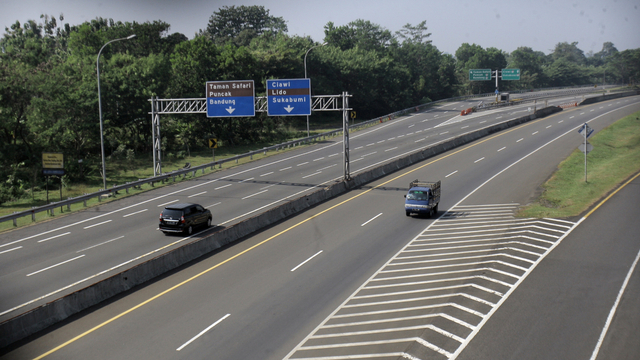 Suasana lengang di Tol Jagorawi saat PPKM Darurat, Ciawi, Kabupaten Bogor, Jawa Barat, Minggu (18/7/2021). Foto: Yulius Satria Wijaya/ANTARA FOTO